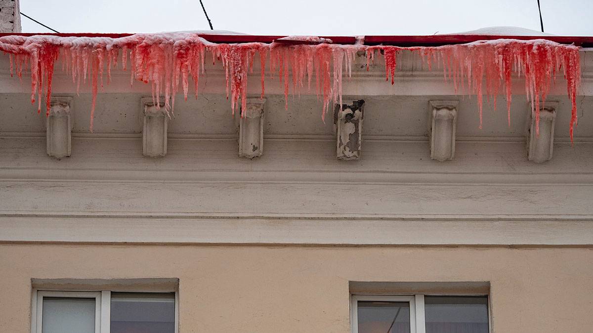 «Кровавые» сосульки напугали жителей Екатеринбурга