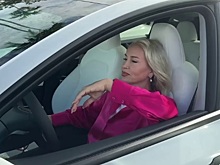 Екатерина Одинцова купила себе автомобиль Tesla в США