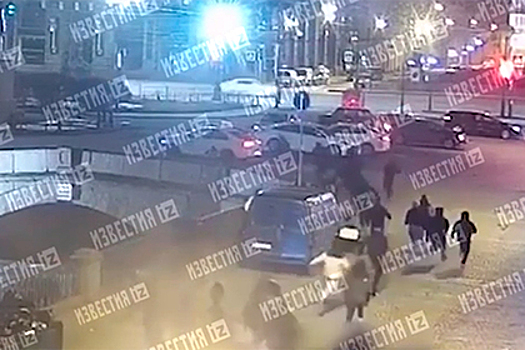 В Петербурге агрессивная толпа избила двух человек и попала на видео