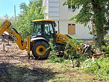 В Екатеринбурге экскаватор разгромил газоны во дворе домов за Макаровским мостом