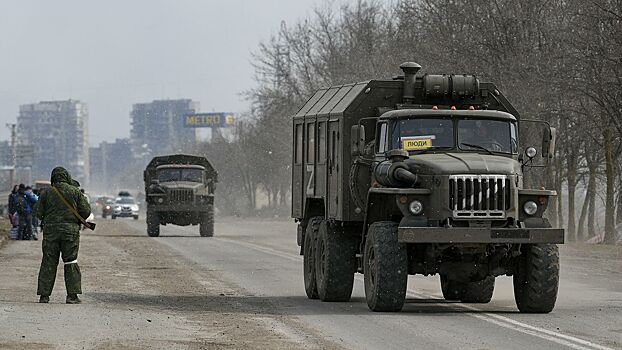СМИ: Украинские военные пытаются бежать из Мариуполя в женской одежде
