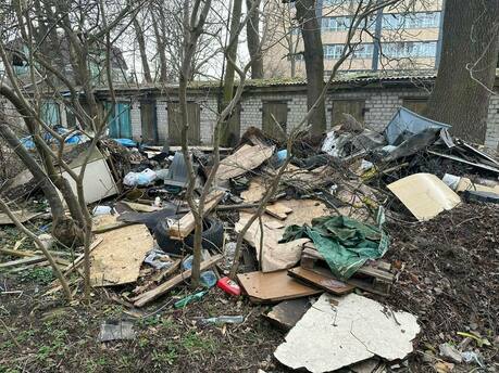 Прокуратура потребовала разобрать груды дерева, шин и бытового мусора в центре Зеленоградска