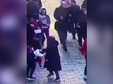 Женщина в черном платке: подозреваемая попала на видео после теракта в Стамбуле