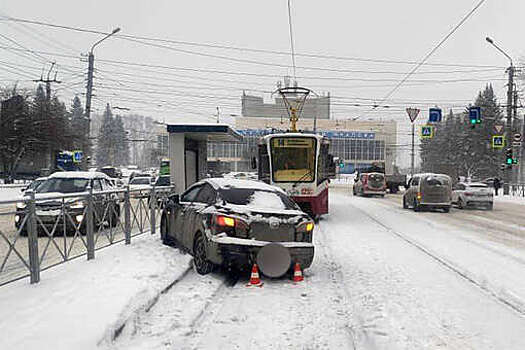 В Новосибирске машина влетела в остановку с маленьким ребенком