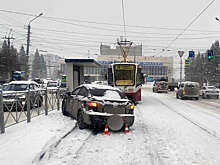 В Новосибирске машина влетела в остановку с маленьким ребенком