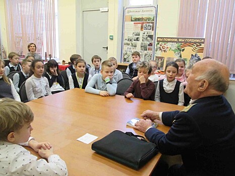 Ветеран ВОВ А. Я. Милахин посетил школу № 1498