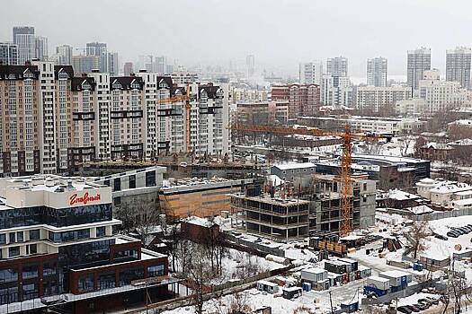 В российском городе пожаловались на фекальный каток во дворе