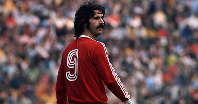 Герд Мюллер – 1-й в рейтинге игроков, начинавших в клубе не из топ-дивизиона, от FourFourTwo. Баджо – 2-й, Левандовски – 4-й, Бэйл – 6-й