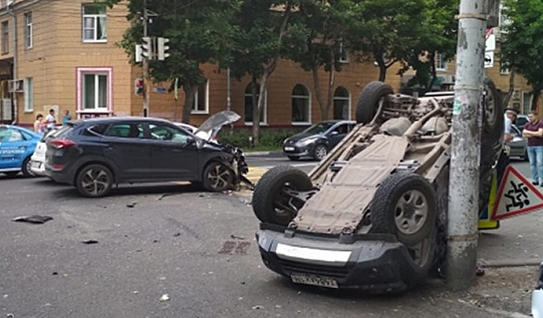 В центре Воронежа Suzuki оказалась на крыше после столкновения с Hyundai