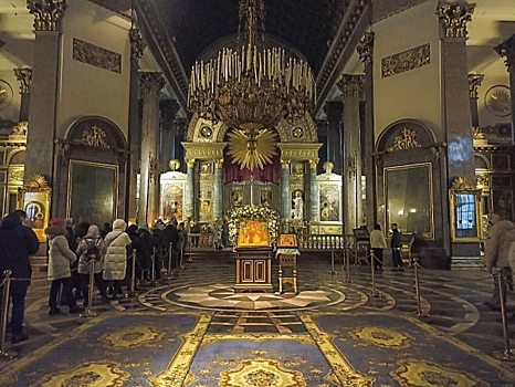 В Петербурге выстроились очереди у Казанского собора перед рождественской службой