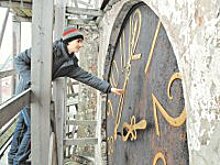 Выборгский школьник завел старинные часы на башне