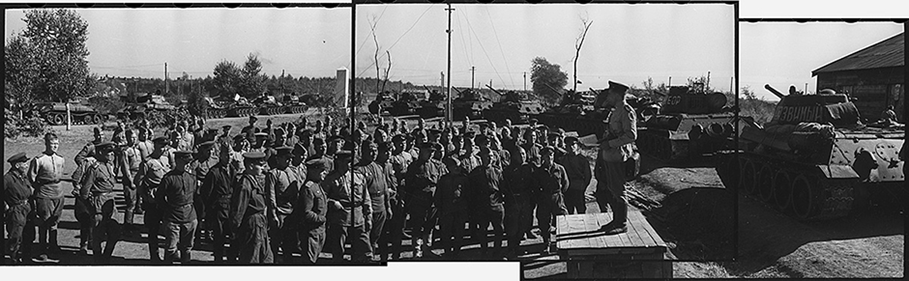 Гвардии полковник Морозов дает указания командирам подразделений перед выходом на марш. Район Харбина, Китай, октябрь 1945 года