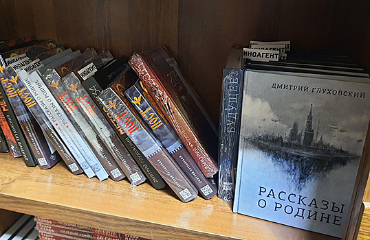 Строки «режиссер» в принципе нет: куда иноагенты исчезают с книжных полок и театральных афиш?