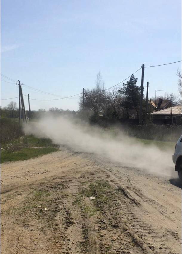 Нечем дышать: жители хутора Калинина жалуются на постоянную пыль после «ремонта» дороги