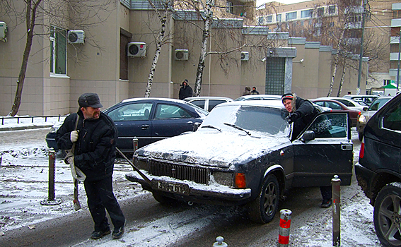 Как вызволить машину из снежного плена