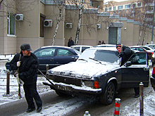 Как вызволить машину из снежного плена