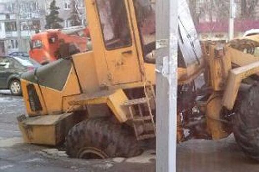 В Саратове у драмтеатра трактор застрял в дорожной ловушке