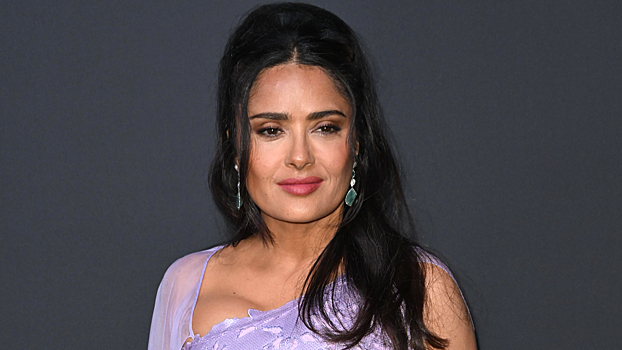 57-летняя Сальма Хайек показала фигуру в пестром купальнике