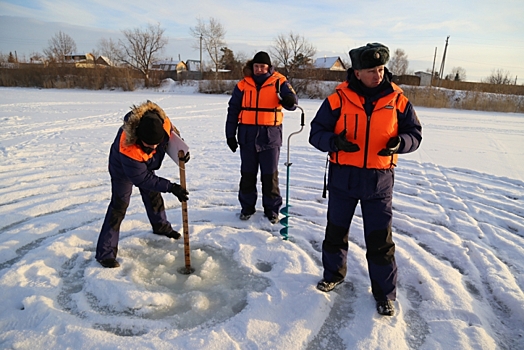 «Лёд прочный, но еще не безопасный»: МЧС просит любителей зимней рыбалки соблюдать осторожность