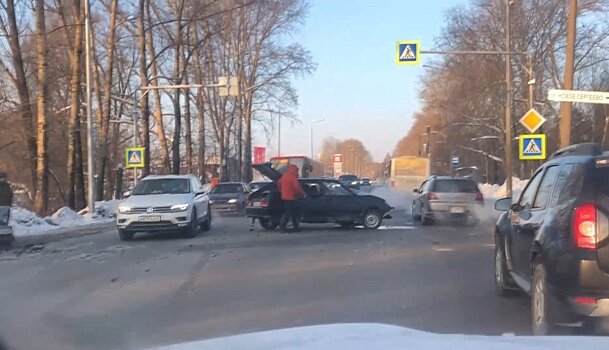 На Макарьевской дамбе образовалась пробка из-за аварии