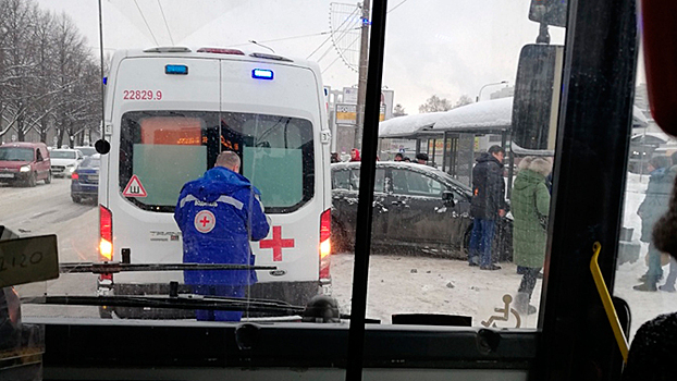 Машина врезалась в остановку у метро Академическая