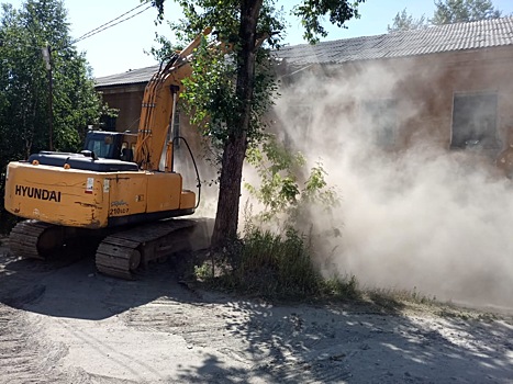 В Златоусте начался снос аварийного дома, из которого не хотят переезжать жильцы