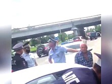 В Хабаровске пьяный водитель протащил полицейского по дороге