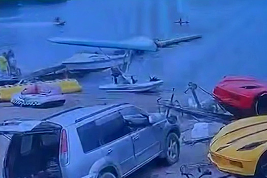 В Приморье мужчина на гидроцикле врезался в двух девочек на сапе