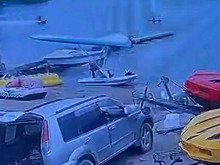 В Приморье мужчина на гидроцикле врезался в двух девочек на сапе