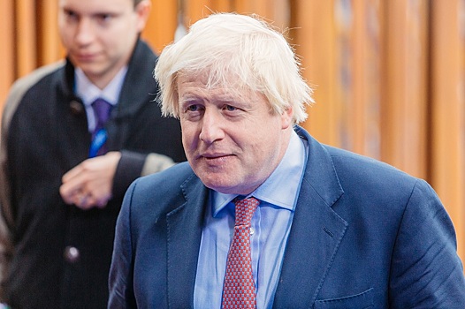 Британский премьер Джонсон не собирается изолироваться после контакта с зараженным COVID-19