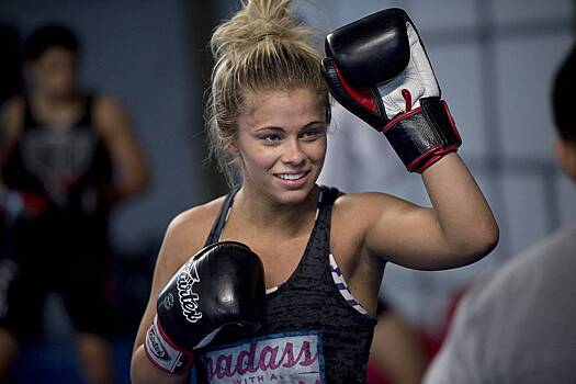Секс-символ MMA снялась топлес в ванной