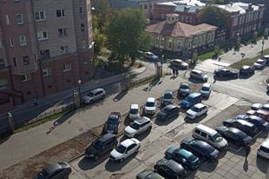 Омичи стали реже парковаться на газонах из-за казаков с фотоаппаратами