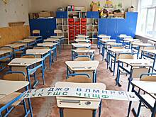 Многодетная семья лишилась дома и переехала жить в школу