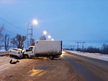 Грузовой фургон врезался во встречную "Гранту" на трассе М5 в Самарской области