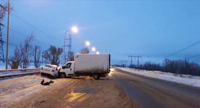 Грузовой фургон врезался во встречную "Гранту" на трассе М5 в Самарской области