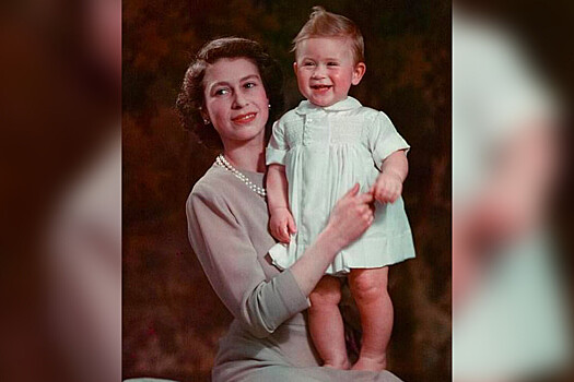 Король Карл III поделился детским фото с молодой Елизаветой II