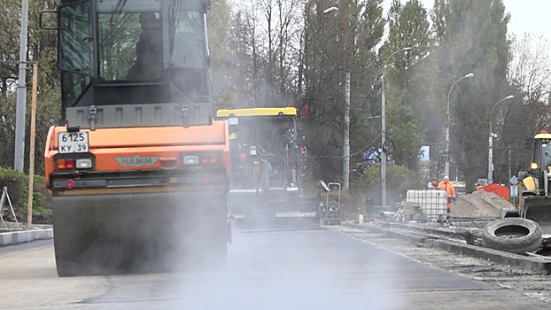 Дорожники приступили к укладке первого слоя асфальта на улице Киевской