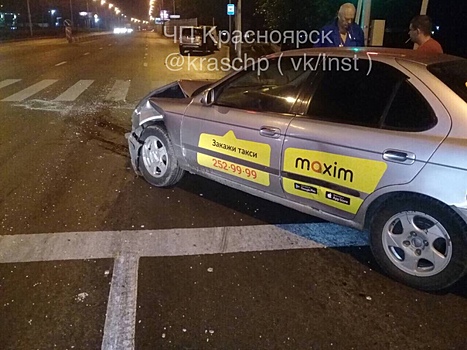 Неопытный водитель «Жигулей» протаранил такси в Красноярске