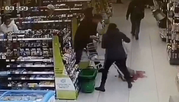 В московском супермаркете ребенок выпал из тележки на разбитую бутылку. Видео
