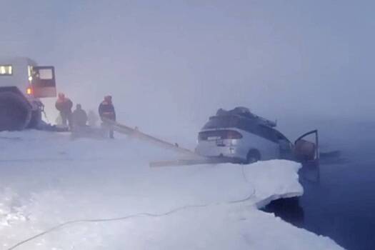 Появилось видео подъема провалившегося под лед автомобиля в Якутии