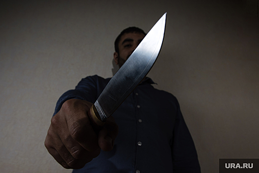 Чиновник из ХМАО напал с ножом на помощника депутата Госдумы. «Угрожал выколоть глаз»
