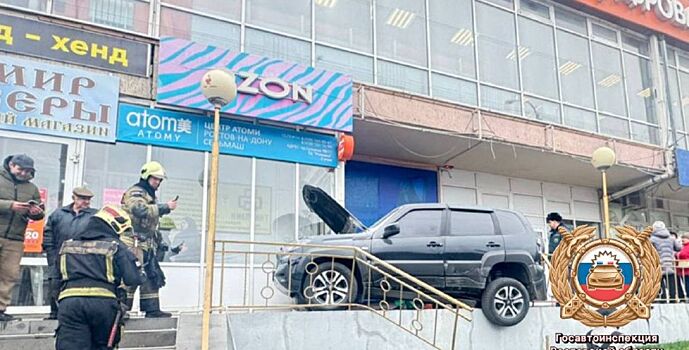 На Сельмаше пьяный водитель заехал на пандус магазина