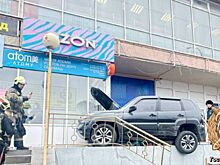 На Сельмаше пьяный водитель заехал на пандус магазина