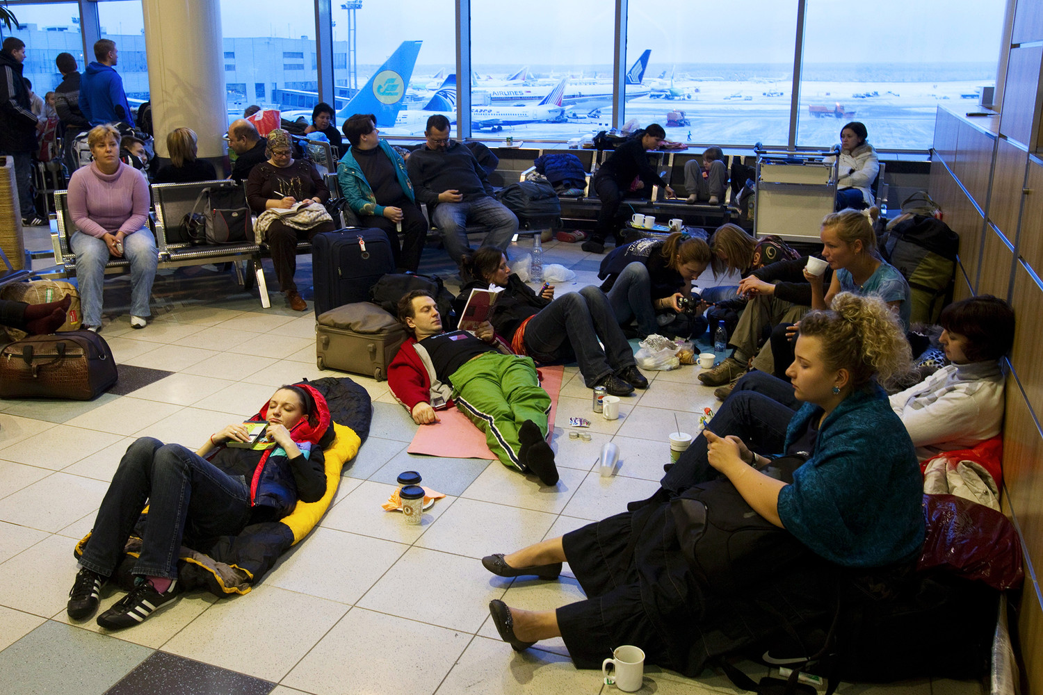 Какая сейчас обстановка в аэропорту. Ситуации в аэропорту. Пассажиры в аэропорту. Люди в зале ожидания. Люди спят в аэропорту.
