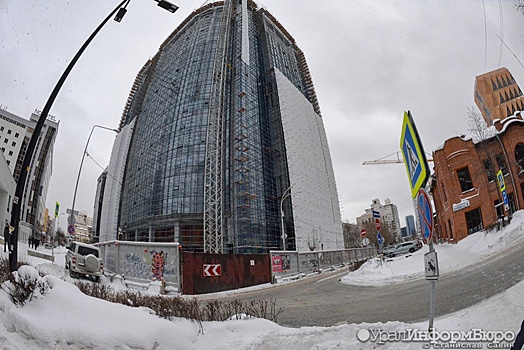 Снос многоэтажного офисника в центре Екатеринбурга затянется до осени