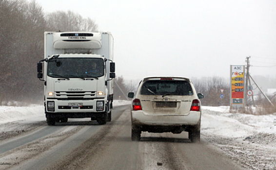 Новосибирцев призвали не ездить на летних шинах после аномального снегопада