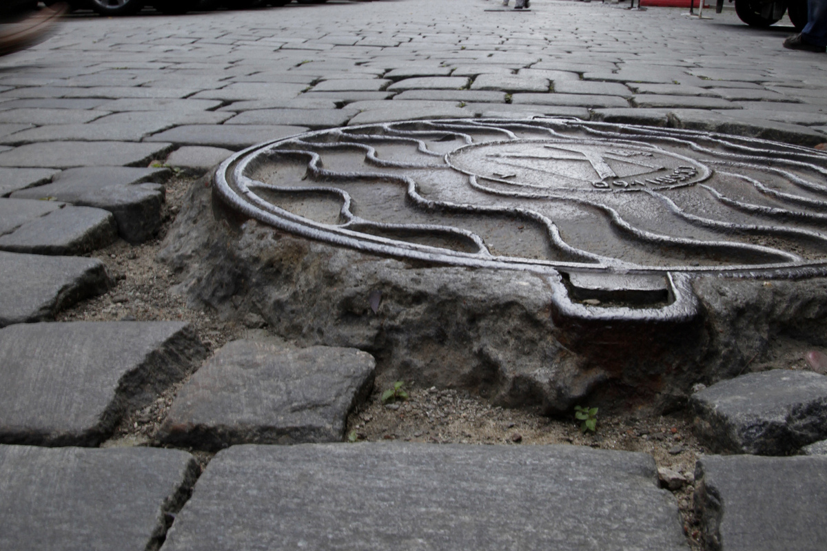 Школьница провалилась в канализацию по пути на уроки