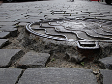 Школьница провалилась в канализацию по пути на уроки