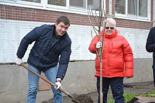 Учащиеся школы № 80 вместе с депутатами приняли участие в весеннем этапе акции «Краснодар — 10 тысяч деревьев»