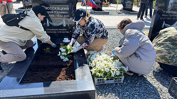 В Салехарде Аллею Славы впервые украсили цветами